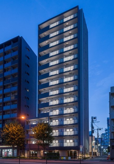 【新宿区北新宿のマンションの建物外観】