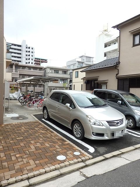 【アルモニー　メゾンの駐車場】