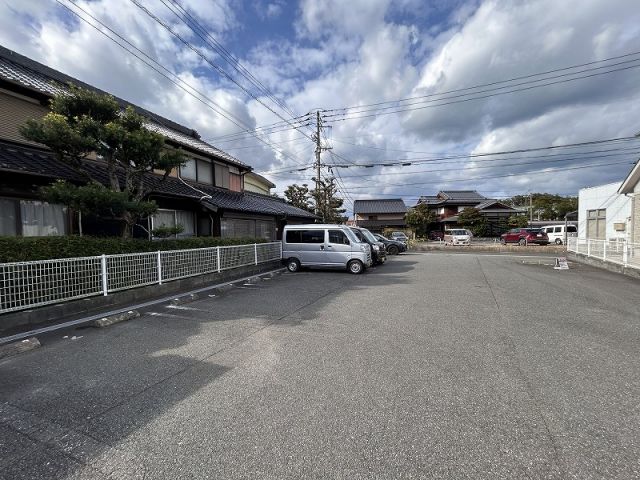 【シャトーミロワールの駐車場】