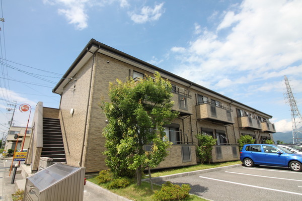 建物外観　２階建て南向き