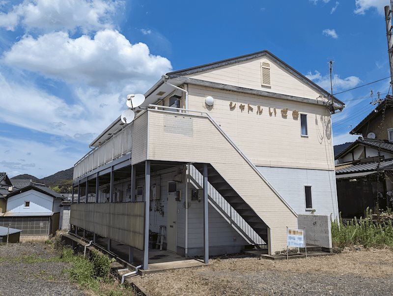 シャトルいざきの建物外観