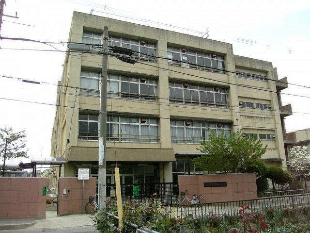 【八尾市山城町のマンションの中学校】