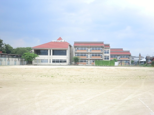 【御所市大字東松本のアパートの小学校】