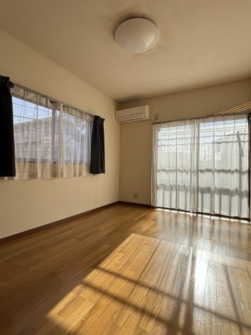 居室・リビング　☆二面採光の明るい洋室☆