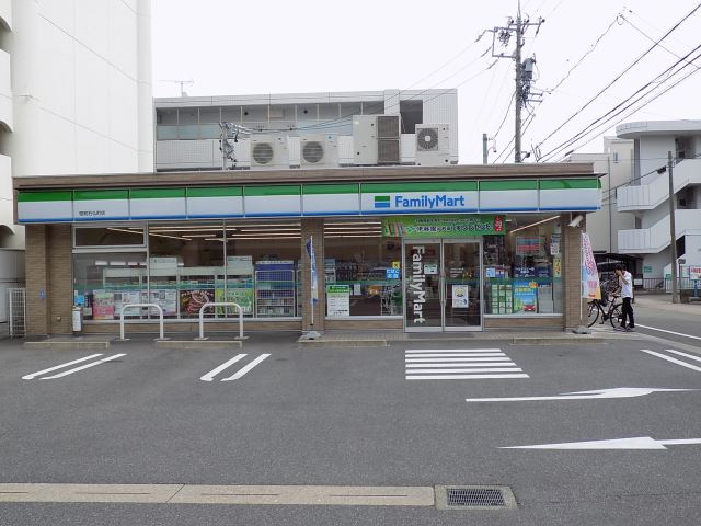 コンビニ　ファミリーマート（コンビニ）まで150m