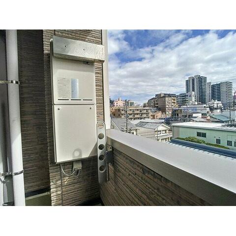 バルコニー　暖かな日差しのふりそそぐバルコニー