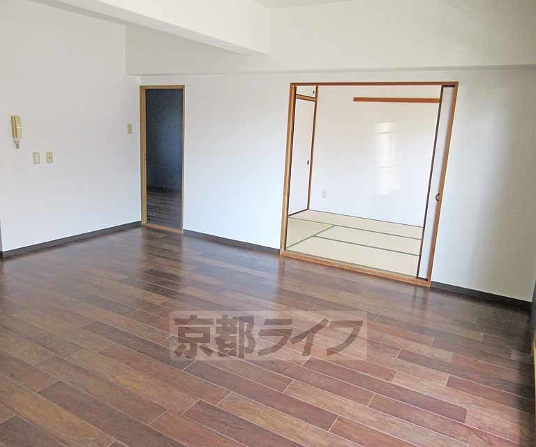 居室・リビング　リビングかなり広いです・・