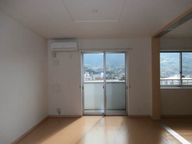 【伊都郡かつらぎ町大字妙寺のアパートの居室・リビング】