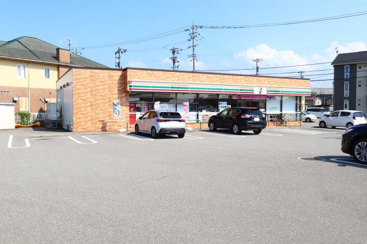 コンビニ　セブン－イレブン金沢八日市５丁目店（コンビニ）まで608m