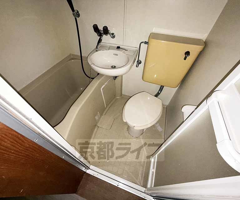 バス・シャワールーム　窓付きのお風呂です。