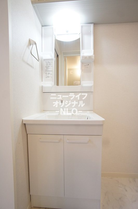 洗面設備　シャワー付きの独立洗面台です♪