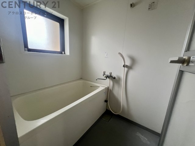 バス・シャワールーム　お風呂に窓あり、換気しやすいです！