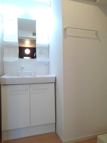 洗面設備　ゆったりとスペースのある洗面所