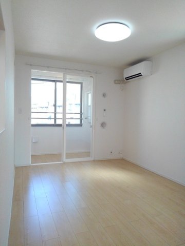 居室・リビング　こちらのリビングで趣味の時間をお楽しみください