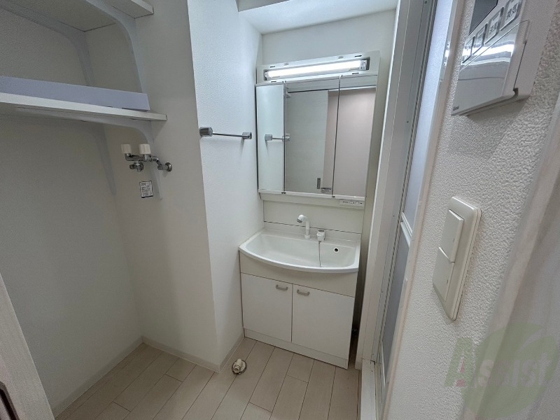 洗面設備　シャンプードレッサー。身支度はここでばっちりですね。