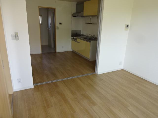 その他　南側洋間は、日当たりがいいですよ。