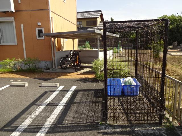その他共有部分　駐輪場、ゴミ置き場の様子です。