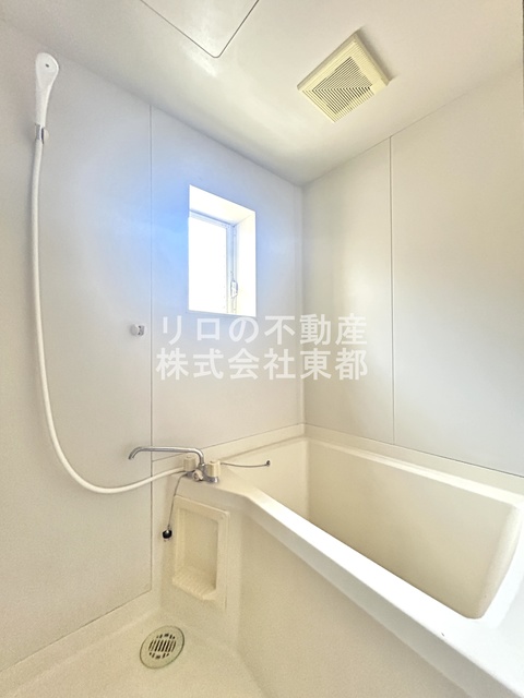 バス・シャワールーム　窓付きのバスルーム♪換気もできて気持ちいいですね♪