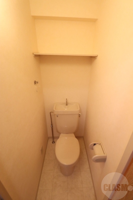 トイレ　棚付きのトイレ