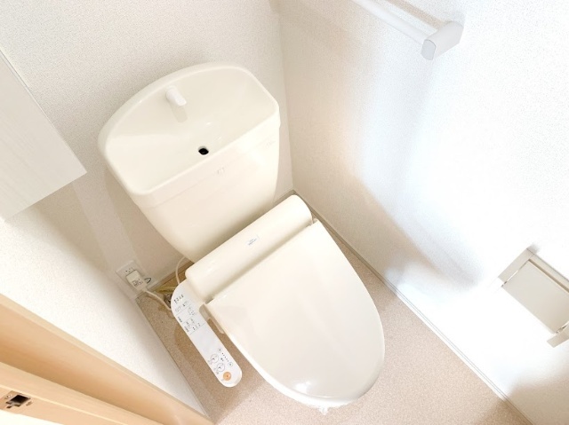 トイレ　※同型タイプの室内写真です。