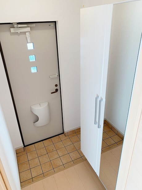 玄関　※同型タイプの室内写真です。