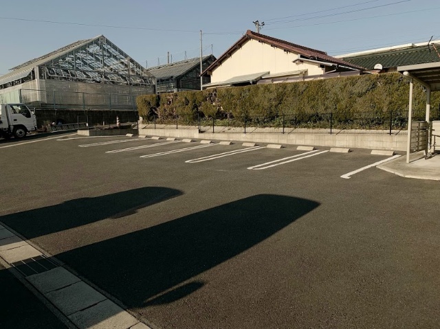 駐車場　※同型タイプの室内写真です。