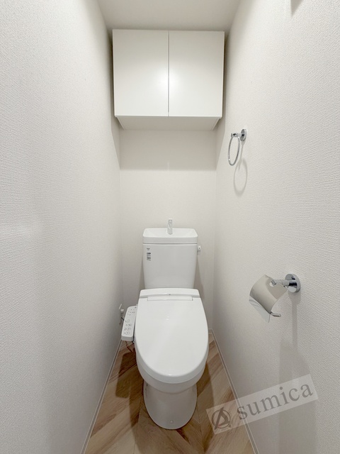 トイレ　人気アイテムの温水洗浄便座。清潔感のあるトイレです。