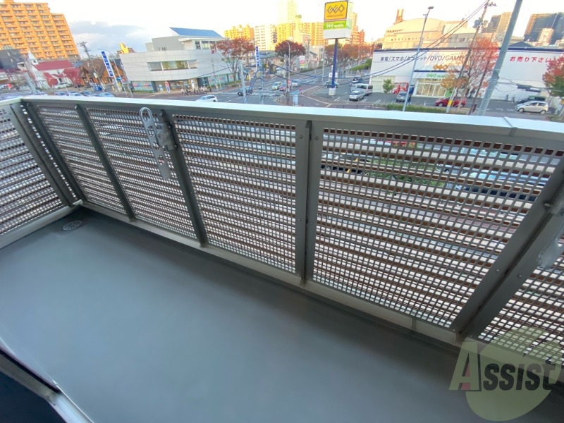 バルコニー　バルコニーは幅もしっかりあって洗濯物がはかどりそうですね。