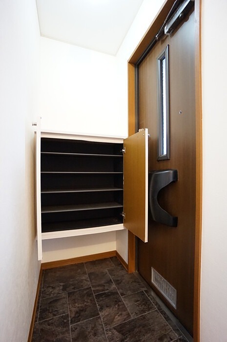 玄関　※別部屋（間取り反転）の画像となります