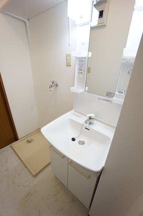 洗面設備　※別部屋（間取り反転）の画像となります