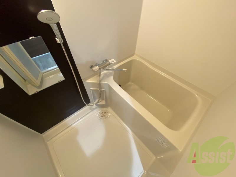 バス・シャワールーム　こちらはお風呂。一日の疲れをここで癒してください。