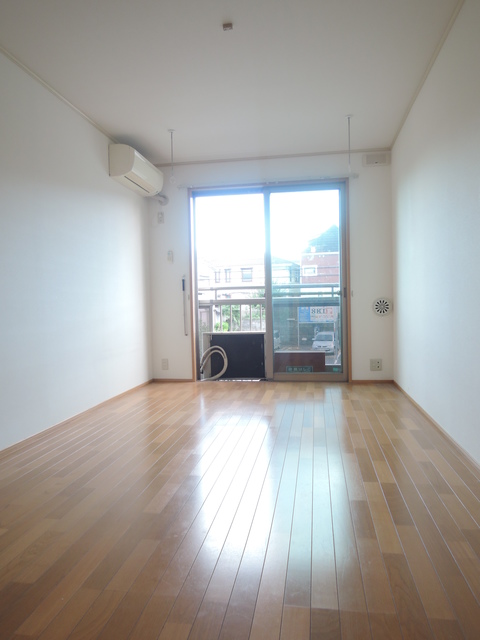 居室・リビング　広々としたフローリングの洋室８帖