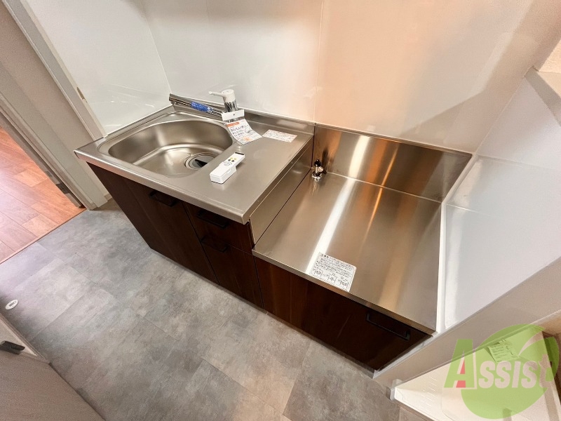 キッチン　ガスコンロも設置できる、広めのキッチンです