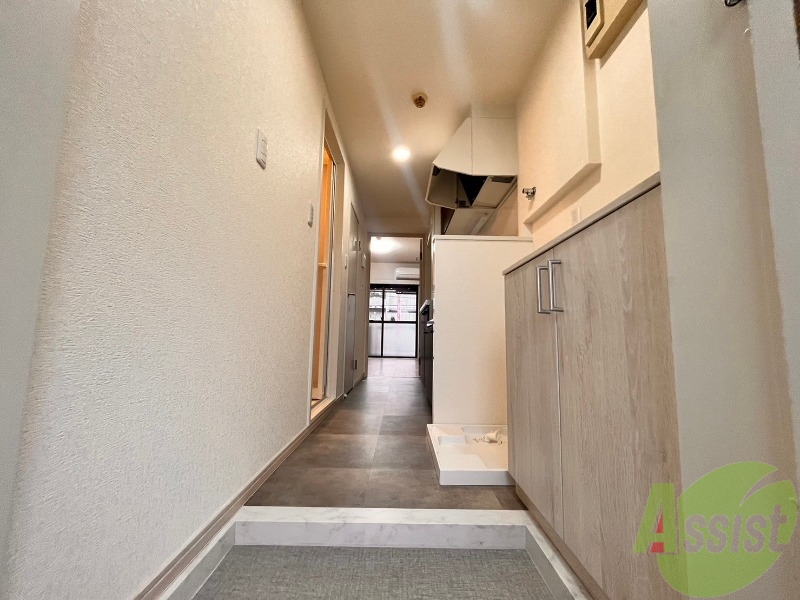 玄関　玄関横には、シューズボックスも付いていて便利ですね