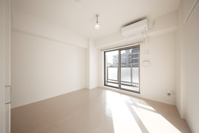 居室・リビング　西向きバルコニーのある７．１帖の居室