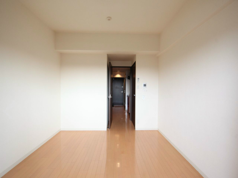 居室・リビング　洋室7.0帖　収納付　エアコン完備　バルコニーに面しています