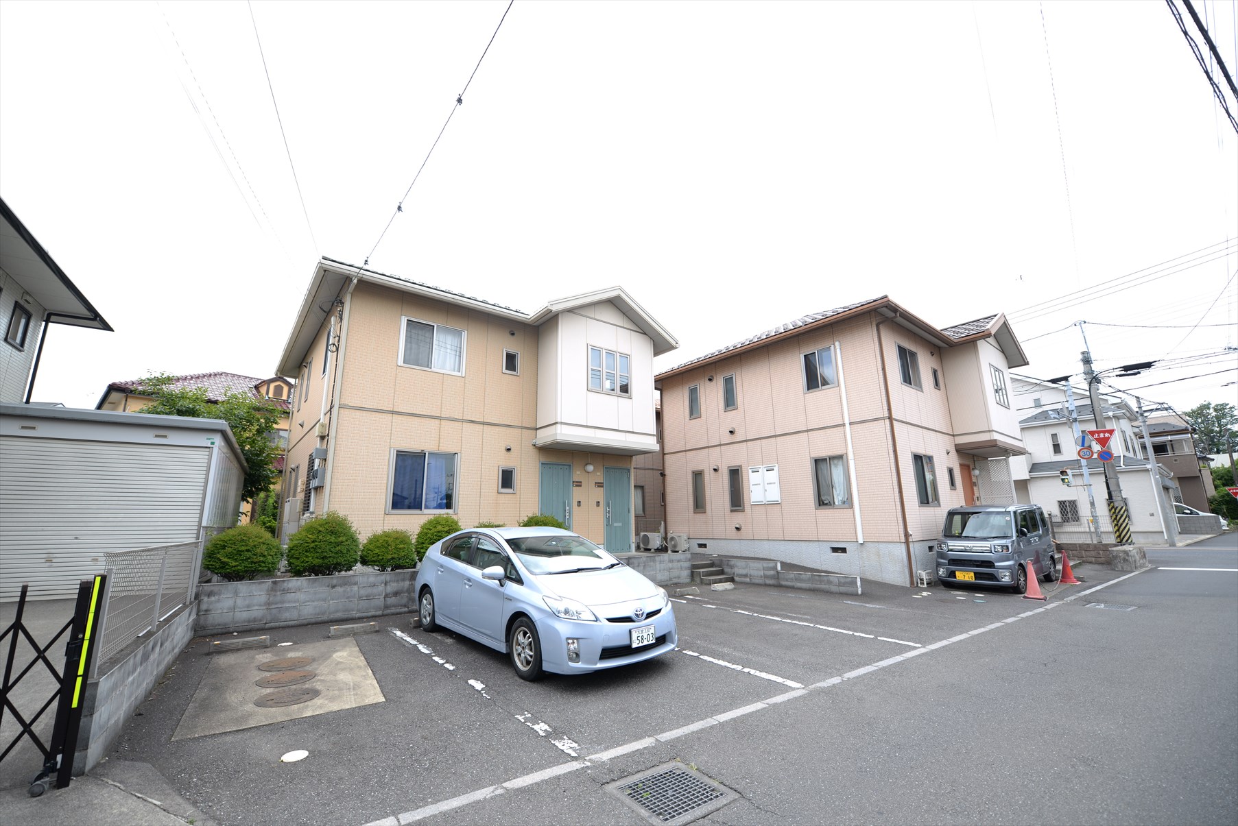 建物外観　目の前に駐車場があり、日当り良好。