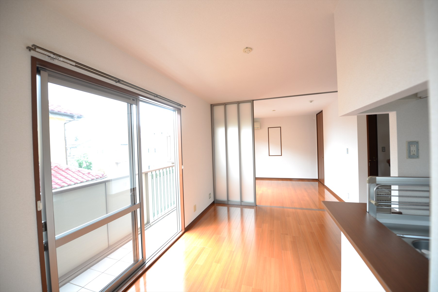 居室・リビング　天井まである仕切りの居室スペース