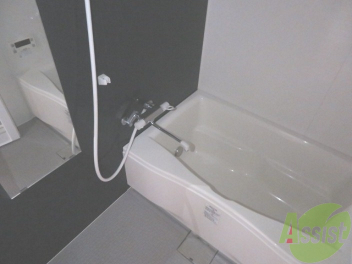 バス・シャワールーム　浴室は広めなのでゆったり落ち着けそうですね。