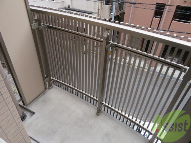 バルコニー　バルコニーは洗濯物を干すのに十分な広さがありますね。