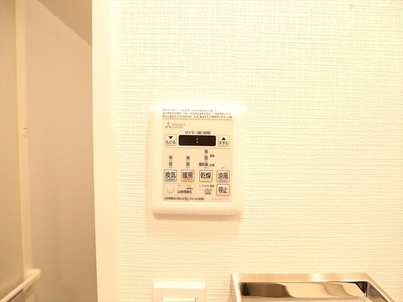 その他設備　浴室暖房乾燥機付き