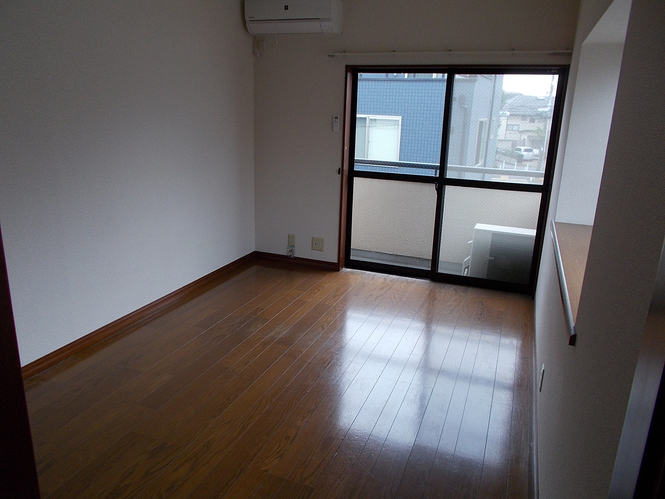 居室・リビング　出窓があるため、明るいお部屋です