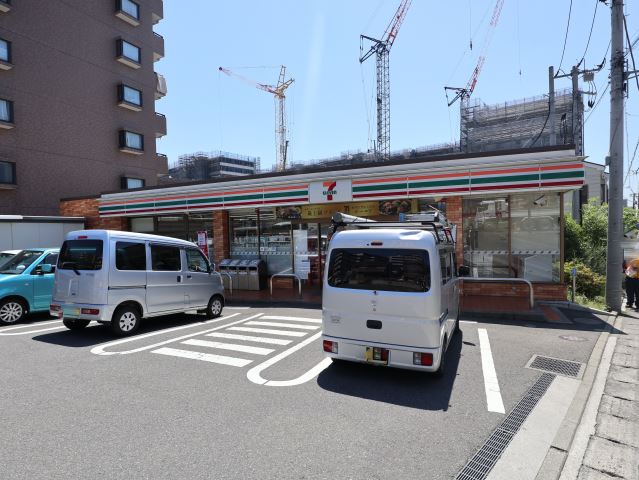 コンビニ　セブンイレブン（コンビニ）まで370m