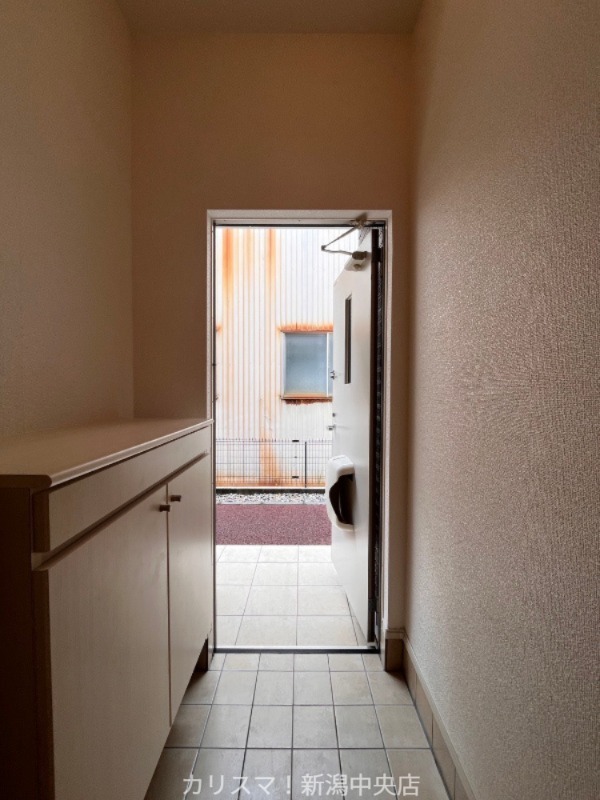 玄関　※別部屋参考写真