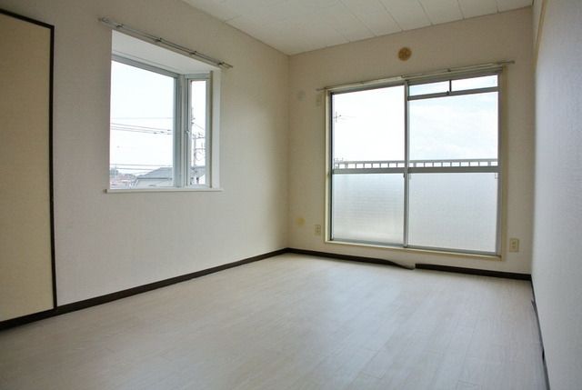 居室・リビング　☆明るい二面採光の洋室☆