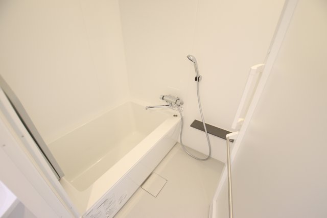 バス・シャワールーム　※別部屋の参考写真です