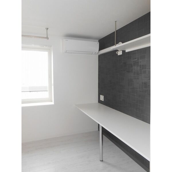 その他部屋・スペース　デスクとしても使える棚完備♪