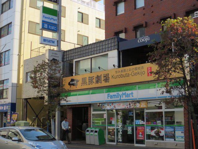 コンビニ　ファミリーマート（コンビニ）まで400m