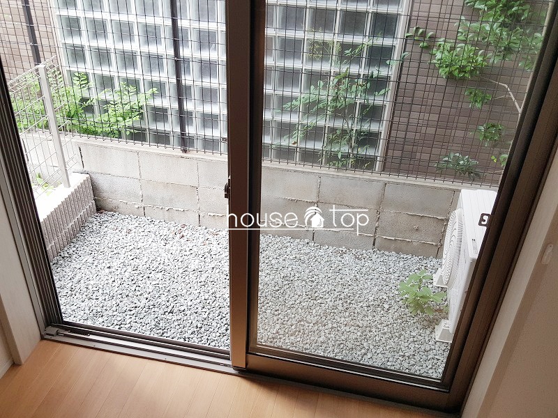 バルコニー　南面バルコニーなので洗濯物を干すには最適です♪