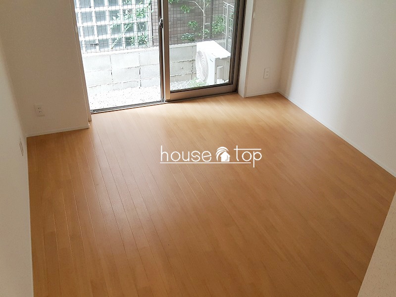 居室・リビング　室内にはアクセントクロスが施されていてとてもオシャレです♪